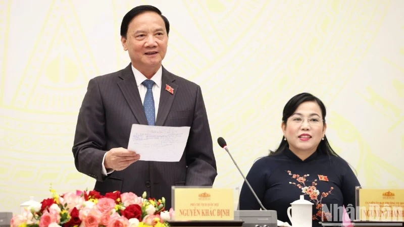 Vice Chairman of the National Assembly Nguyen Khac Dinh chairs a press conference on the schedule of the 8th session of the 15th National Assembly. (Photo: DUY LINH)