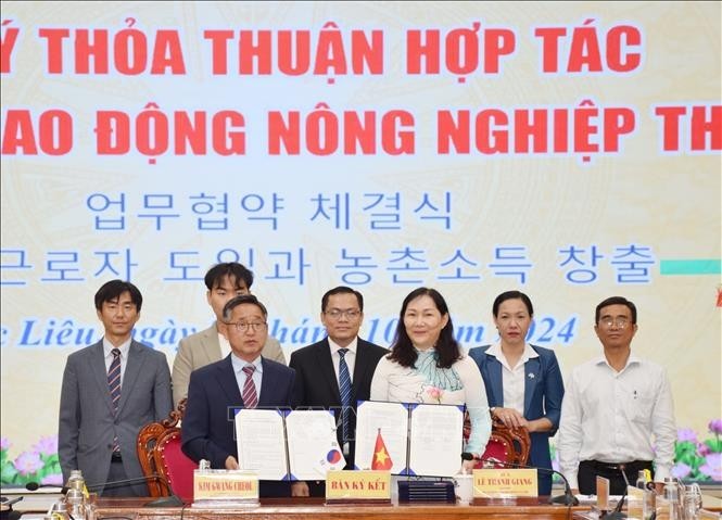 At the signing ceremony of a cooperation agreement between Bac Lieu and Uiseong county, Gyeongsangbuk-do province on sending local labourers to the RoK to work seasonally (Photo: VNA)