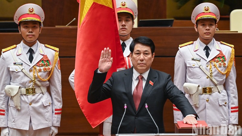 Comrade Luong Cuong takes the oath of office as President of the Socialist Republic of Vietnam for the 2021-2026 term.