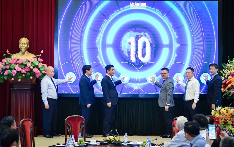 Representatives conduct the launch for the National Brand Portal. (Photo: THANH DAT)