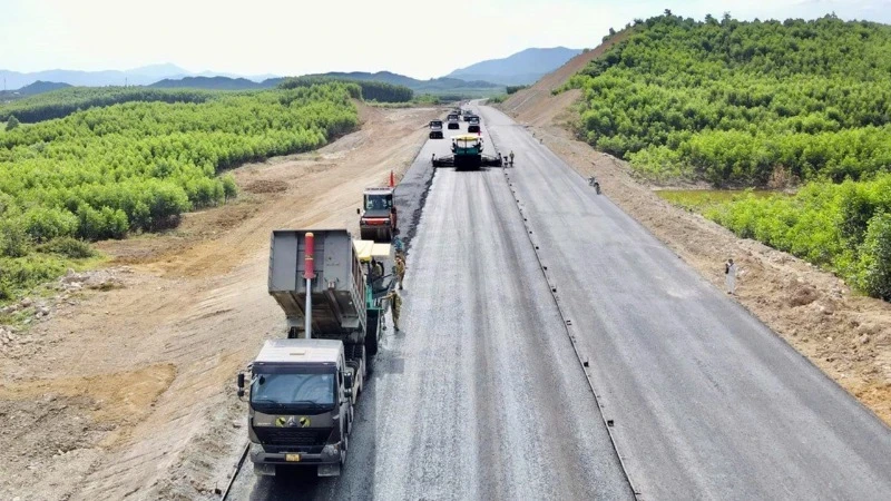 Construction of the North-South Expressway project, Van Phong-Nha Trang section. (Photo: TUAN KHAI)