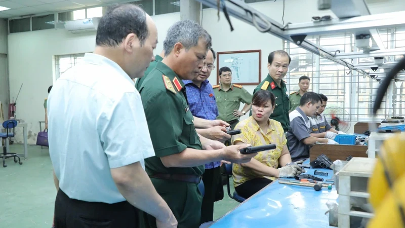 A delegation of the National Assembly's Defence and Security Committee conduct a survey at Thanh Binh-BCA Company. (Photo: MINH VU)