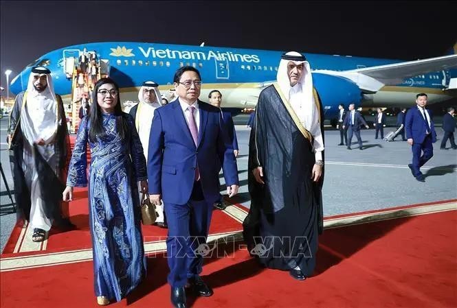 Prime Minister Pham Minh Chinh and his spouse at Doha International Airport. (Photo: VGP)