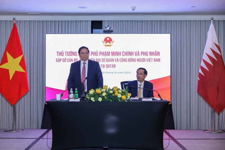 Prime Minister Pham Minh Chinh speaks at the meeting with representatives of the Vietnamese Embassy and community in Qatar. (Photo: VGP)