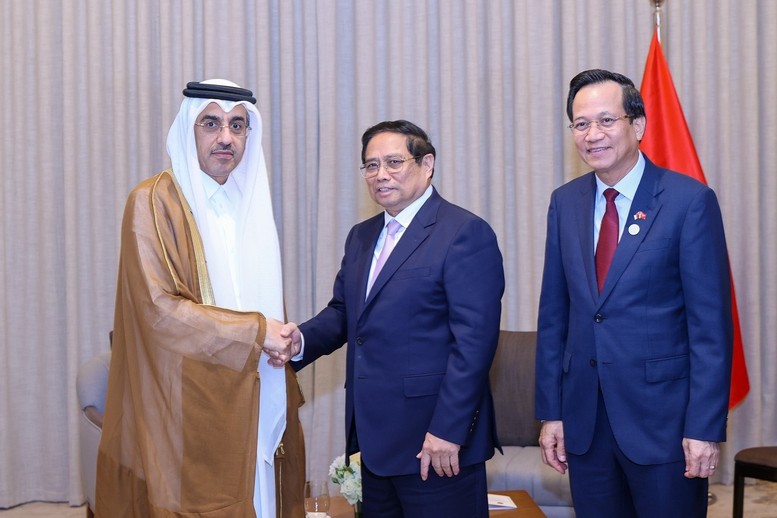 Prime Minister Pham Minh Chinh (C) receives Qatari Minister of Labour Ali bin Saeed bin Samikh Al Marri in Doha on October 31. (Photo: VGP)