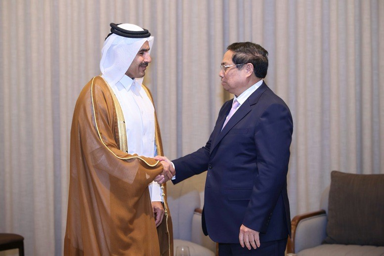 Prime Minister Pham Minh Chinh (R) and Saad bin Sherida Al Kaabi, Minister of State for Energy Affairs of Qatar and CEO of Qatar Energy. (Photo: VGP)