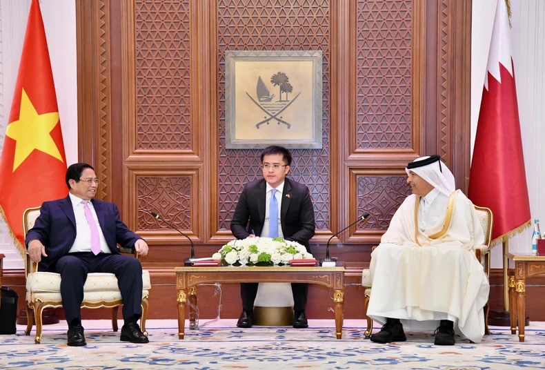 Vietnamese Prime Minister Pham Minh Chinh (L) met with Speaker of the Shura Council (Consultative Assembly) of Qatar Hassan bin Abdulla Al-Ghanim (R) in Doha on October 31. (Photo: THANH GIANG)