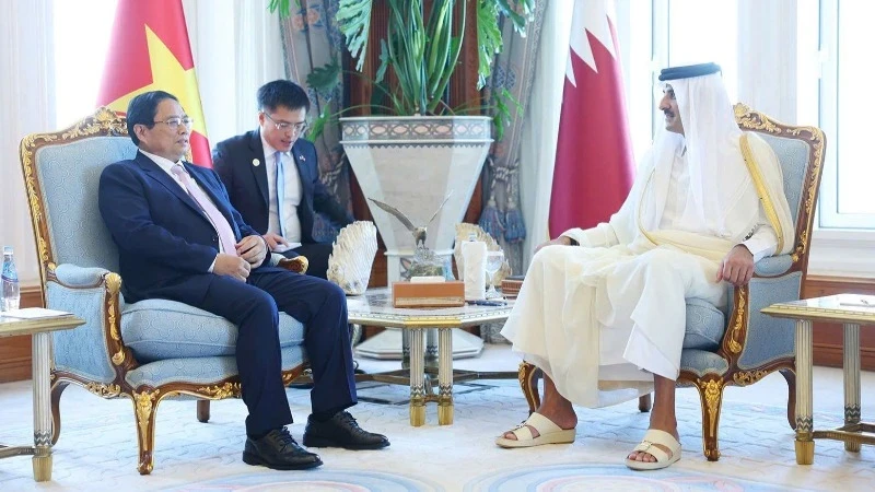 Vietnamese Prime Minister Pham Minh Chinh (L) meets with Emir of Qatar Sheikh Tamim Bin Hamad Al Thani in Doha on October 31. (Photo: VGP)