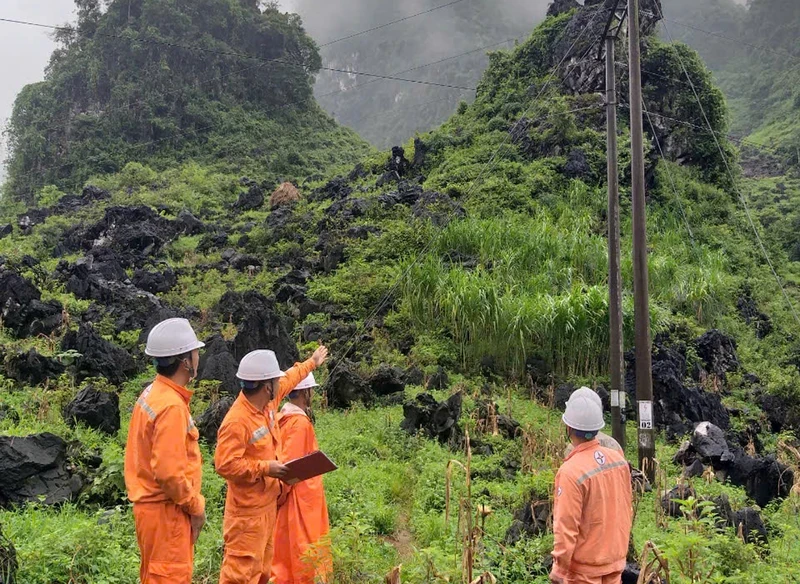 Workers of Yen Minh District Electricity (Ha Giang) survey the electricity supply for border villages.