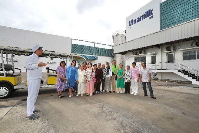 The tour group learns about Vinamilk’s 13 modern factories from north to south, including the mega dairy factory in Binh Duong, which has a production capacity of over 800 million litres per year.