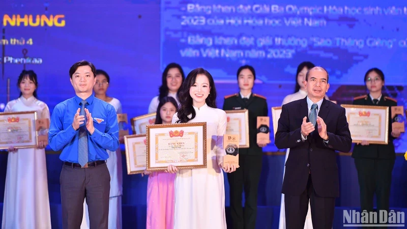 Female Student Award in Science and Technology presented to outstanding students. (Photo: NDO)