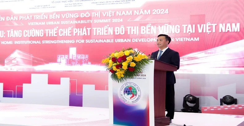 Deputy Minister of Construction Nguyen Viet Hung speaks at the event