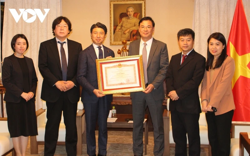 Vietnamese Ambassador to Japan Pham Quang Hieu (right) presents Prime Minister Pham Minh Chinh's Certificate of merit to Yoichiro Aoyagi, a member of the Japanese House of Representatives, for his contributions to Vietnam-Japan relations. (Photo: VOV)