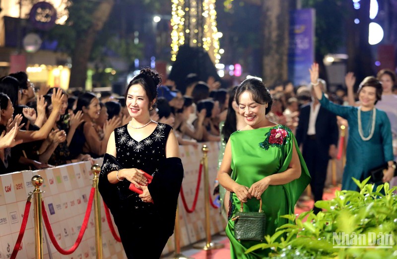 Actresses Nguyet Hang and Tu Oanh on the festival’s red carpet. (Photo: Khieu Minh)