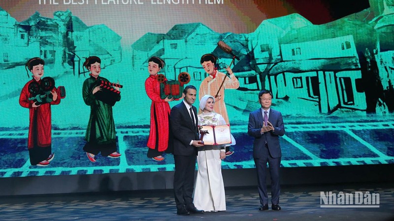 Deputy Prime Minister Le Thanh Long presents the Best Feature Film to the Iranian film crew. (Photo: KHIEU MINH)