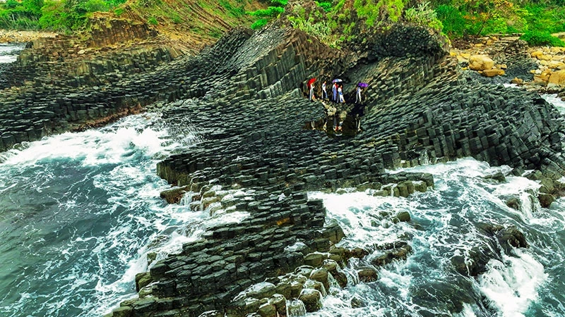 The special national relic ‘Ganh da dia’ (The Cliff of Stone Plates) in An Ninh Dong Commune, Tuy An District attracts more and more domestic and foreign tourists. (Photo: DUONG THANH XUAN)