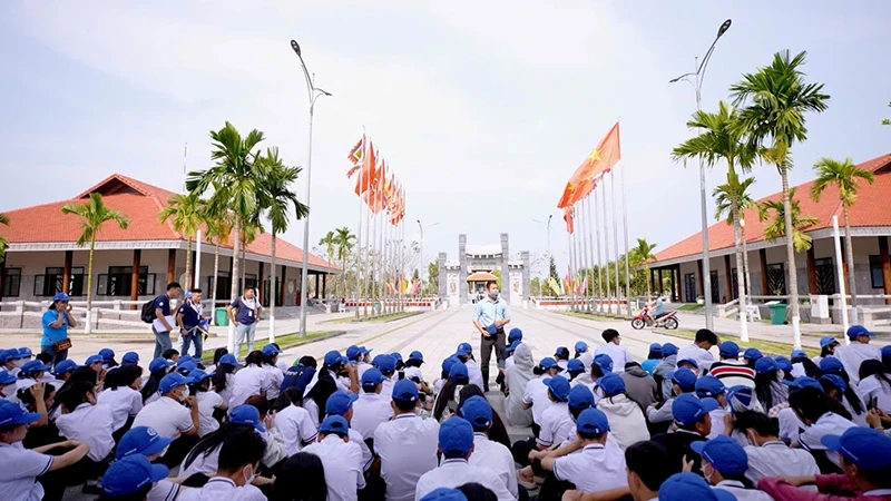 Guiding a tour group at the Hung Kings Temple (Can Tho City)