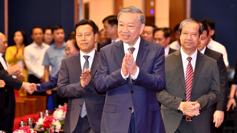 Party General Secretary To Lam meets with teachers and education managers on the occasion of the Vietnamese Teachers’ Day.