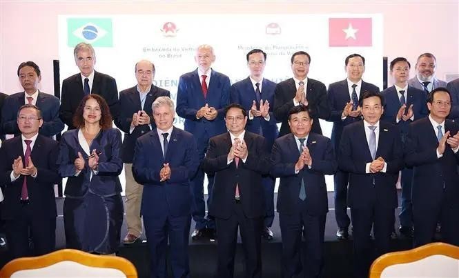 Prime Minister Pham Minh Chinh (middle, front) and other delegates at the Vietnam-Brazil business forum in Rio de Janeiro on 17 November afternoon. (Photo: VNA)