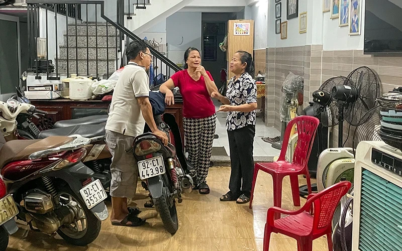 Secretary of Party Cell 24, Khue Trung Ward Party Committee, talks with a family that has escaped poverty.