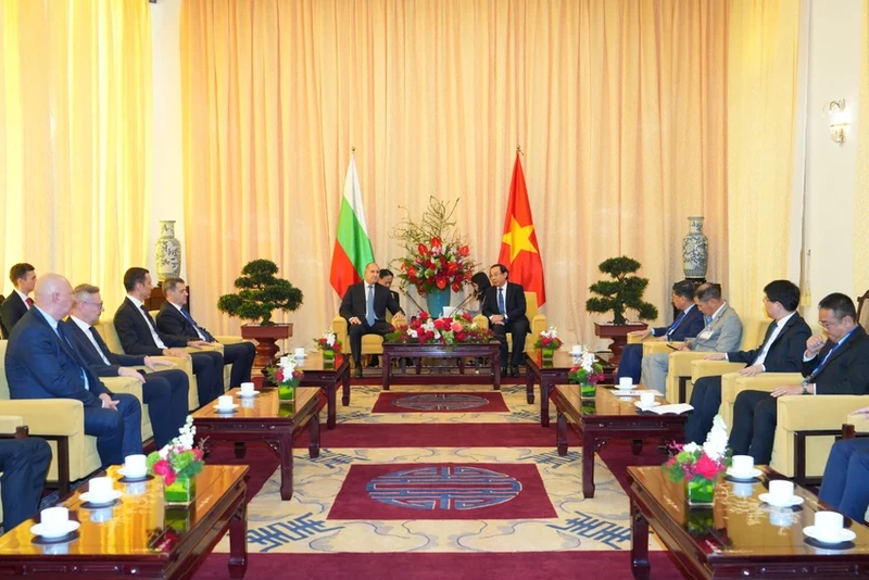 Secretary of the Ho Chi Minh City Party Committee Nguyen Van Nen holds a meeting with Bulgarian President Rumen Radev on November 27. (Photo: plo.vn)