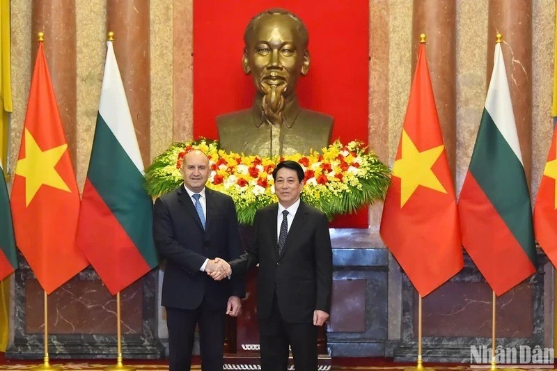 President Luong Cuong (R) welcomes Bulgarian President Rumen Radev (Photo: NDO)