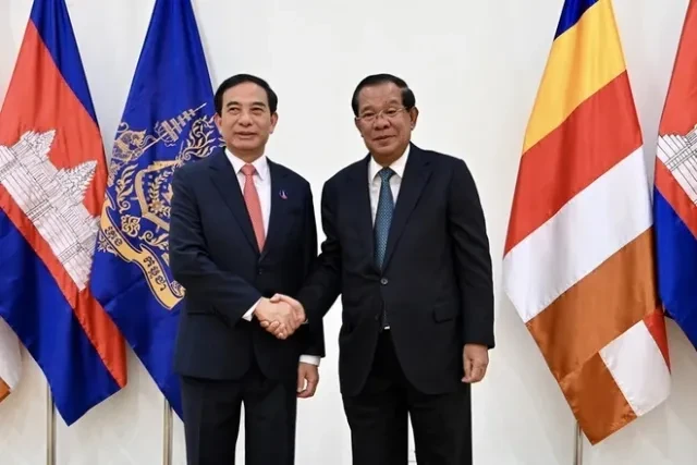 Vietnamese Minister of National Defence General Phan Van Giang (L) shakes hands with President of the Cambodian People's Party (CPP) and President of the Senate Samdech Techo Hun Sen. (Photo: VNA)