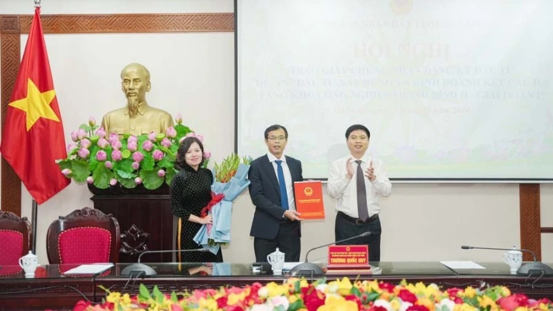 Truong Quoc Huy, Chairman of Ha Nam Provincial People's Committee, grants the investment certificate to Thanh Binh Industrial Park Infrastructure Development Investment Limited Company.