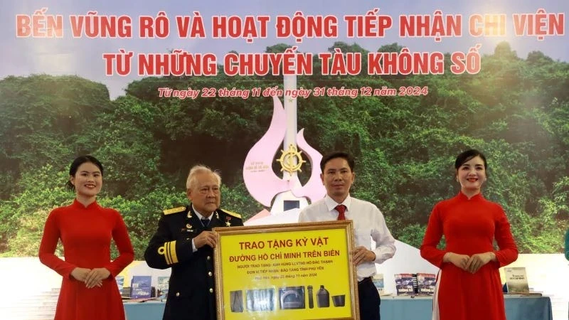 Hero of the People's Armed Forces Ho Dac Thanh, the captain of 12 "No Number" ships, donates memorabilia from the Ho Chi Minh Trail at Sea to the Phu Yen Museum. 