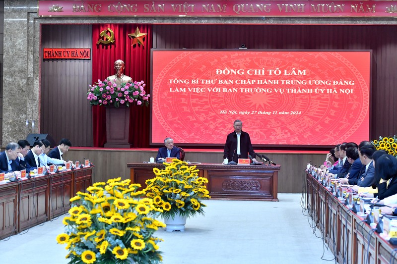 General Secretary To Lam works with the Standing Board of the Hanoi Party Committee.