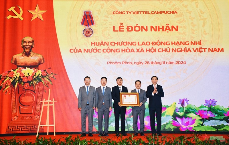 General Phan Van Giang awards the Second-Class Labour Order to Metfone. (Photo: qdnd.vn)