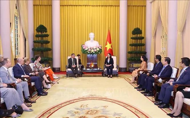 Vice President Vo Thi Anh Xuan (right) receives Minister-President of State of Hessen of Germany Boris Rhein (Photo: VNA)