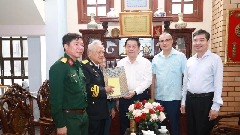 Politburo member Nguyen Trong Nghia presents gifts to Hero of the People’s Armed Forces, Lieutenant Colonel Ho Dac Thanh (Photo: NDO)