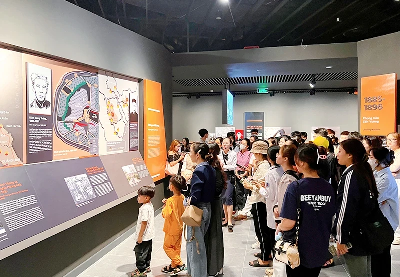 In the first days of opening, the Vietnam Military History Museum welcomes tens of thousands of visitors.