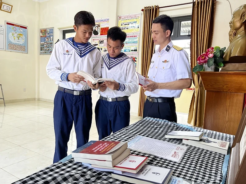 Officers and soldiers on Hon Chuoi Island read books after training hours.