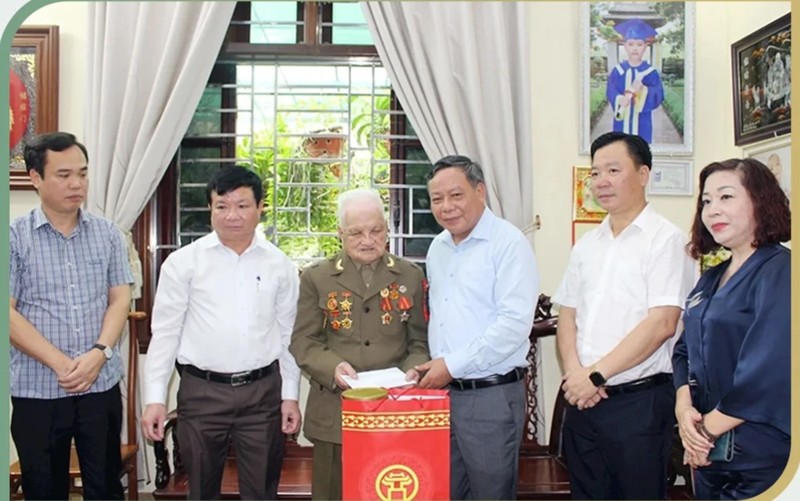 Representatives from Hanoi Party Committee visit and present gifts to Dang Van Tich.