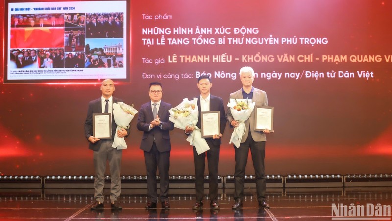 Le Quoc Minh, Chairman of the Vietnam Journalists’ Association, presents the Special Award for the most outstanding work.