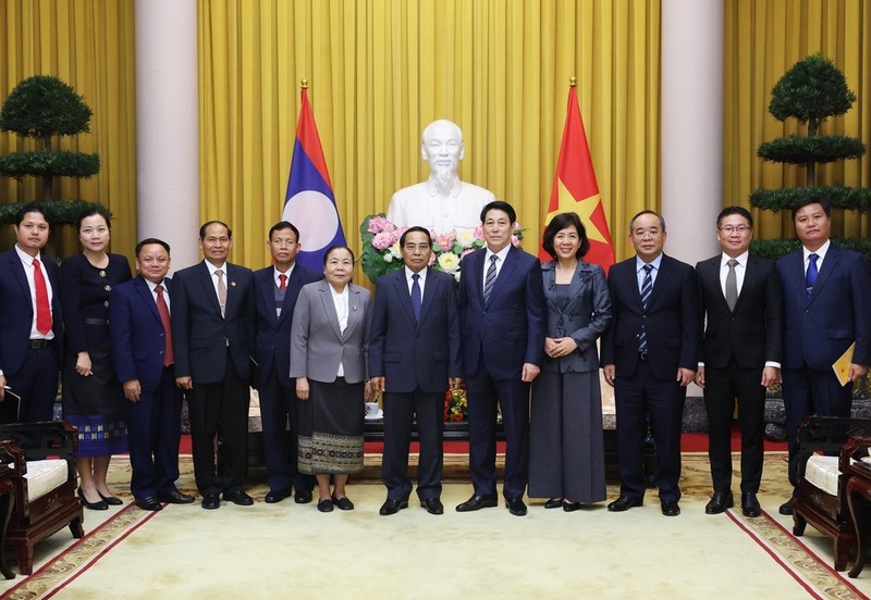 State President Luong Cuong (fifth from right) receives Bounthong Chitmany, Permanent member of the Lao People’s Revolutionary Party Central Committee’s Secretariat and State Vice President of Laos on December 6. (Photo: VNA)