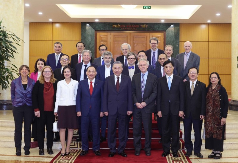 Party General Secretary To Lam (centre, front row) receives international scientists and experts who are in Vietnam to attend the 4th VinFuture Prize awarding ceremony. (Photo: VNA)