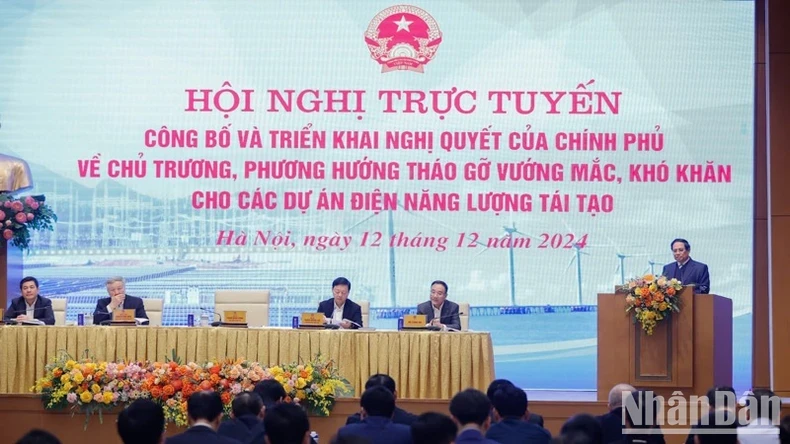 PM Pham Minh Chinh chairs the hybrid conference on December 12. (Photo: NDO)