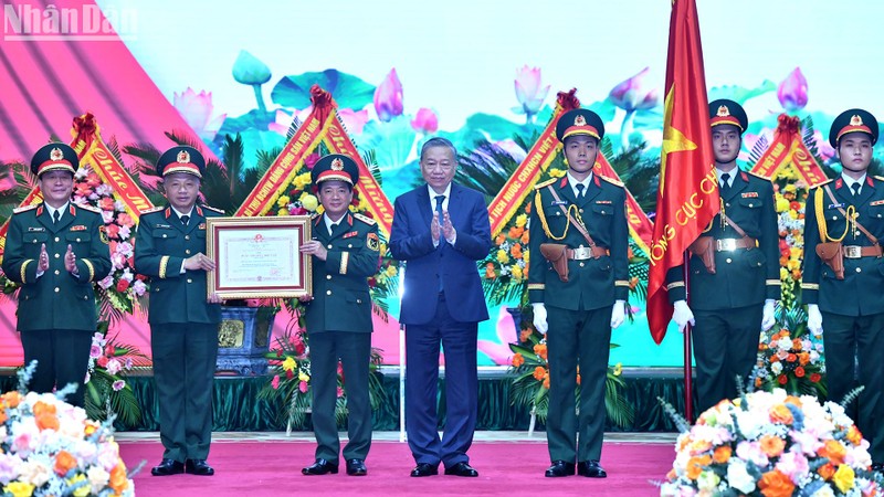 Party General Secretary To Lam presents First-class Independence Order to the General Department of Politics of the Vietnam People’s Army.