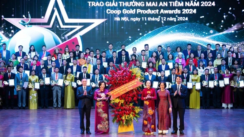 Vice Chairman of the National Assembly presents flowers and poses for photos with representatives of cooperatives 