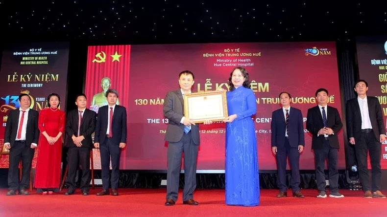 Vice President Vo Thi Anh Xuan (right) presents the First-Class Labour Order to Professor, Dr. Pham Nhu Hiep, Director of Hue Central Hospital. (Photo: NDO)