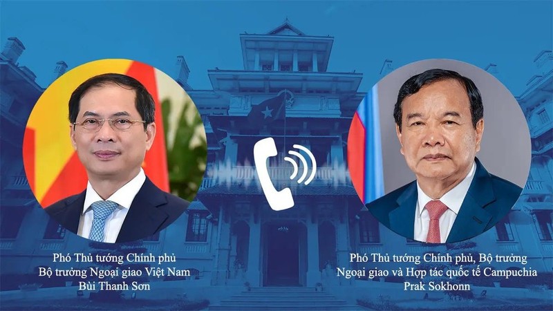 Vietnamese Minister of Foreign Affairs Bui Thanh Son (L) holds phone talks with his Cambodian counterpart Prak Sokhonn. (Photo: VNA)