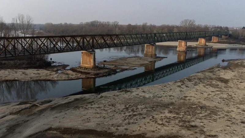 River water levels have dropped dramatically due to drought in Linarolo, Italy. (Photo: AFP/VNA)