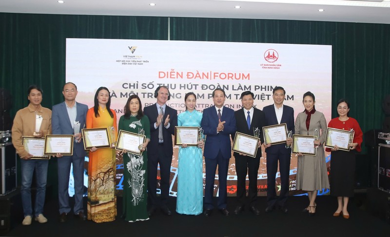 Representative of the Department of Culture and Sports of Quang Ninh (6th, from left) receives the trophy and certificate with the top 10 PAI-ranked provinces and cities.