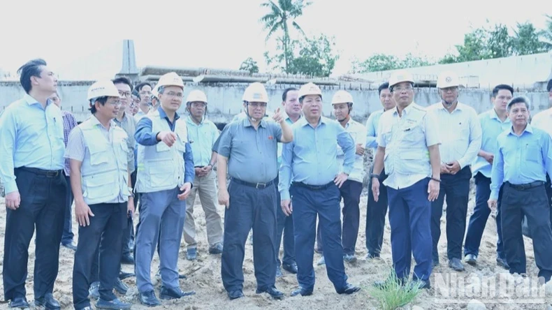 PM inspects Can Tho-Hau Giang Expressway (Photo: NDO)