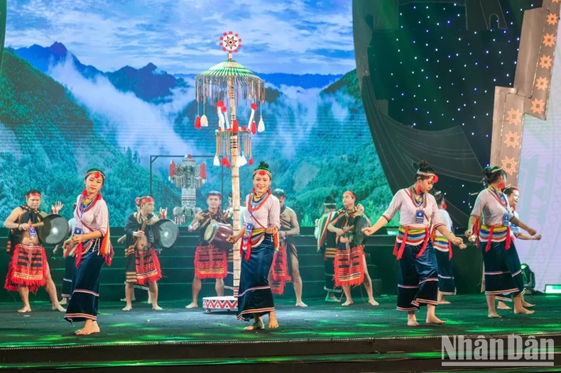 A performance of the Cor ethnic group from Quang Ngai Province.