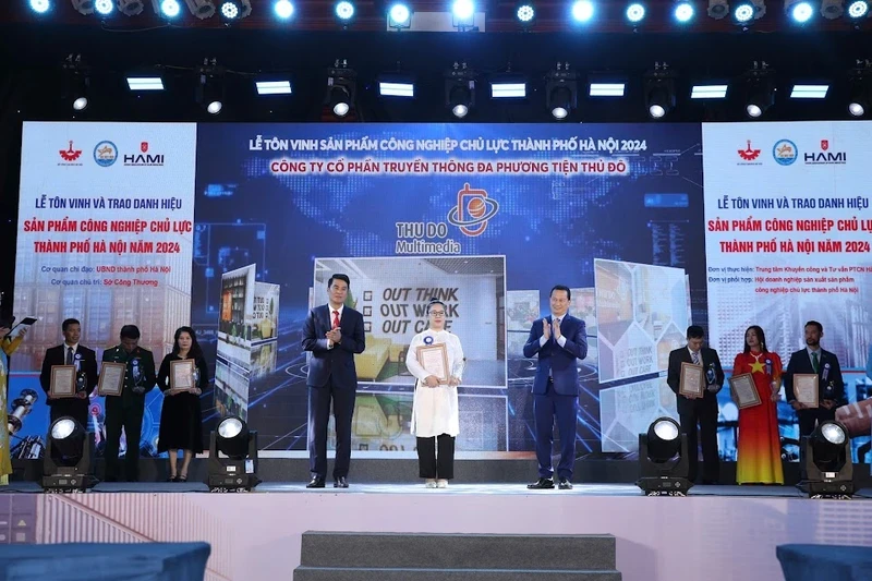 A representative of Thu Do Multimedia (in white) receives the certificate at the ceremony 