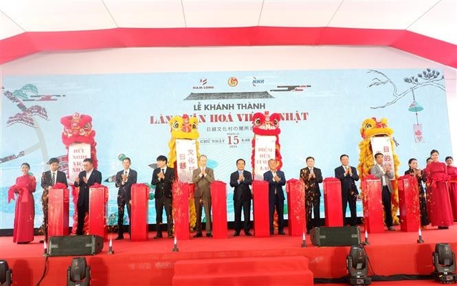 Delegates cut the ribbon to inaugurate the Vietnam-Japan Friendship House in Mekong Delta province of Long An (Photo: VNA)